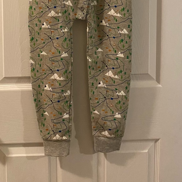 Onsie with ski pattern, age 6-7 true to size. - Picture 4 of 5